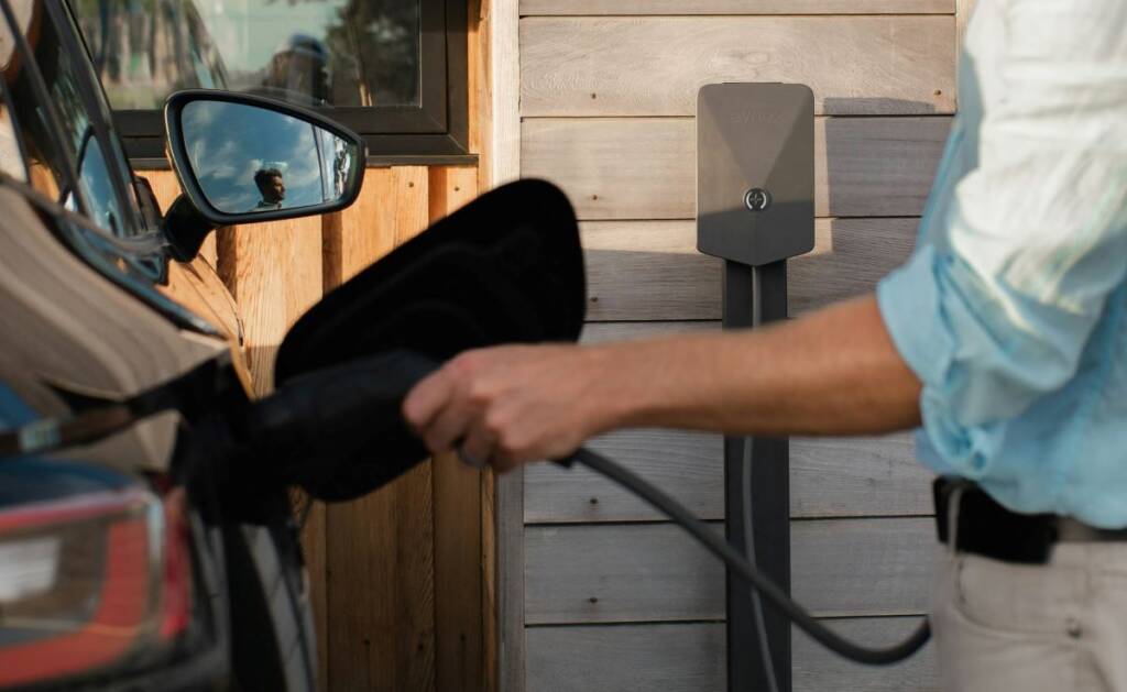 Recharge d’une voiture électrique à domicile via une borne murale – Installation par un professionnel à Cossé-le-Vivien (Giret Jouault, Mayenne 53).