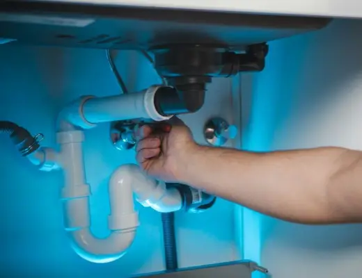 Une main travaillant sur un évier